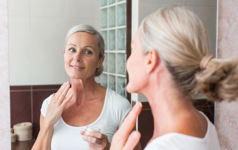 Une femme après 50 ans s'occupe de son visage