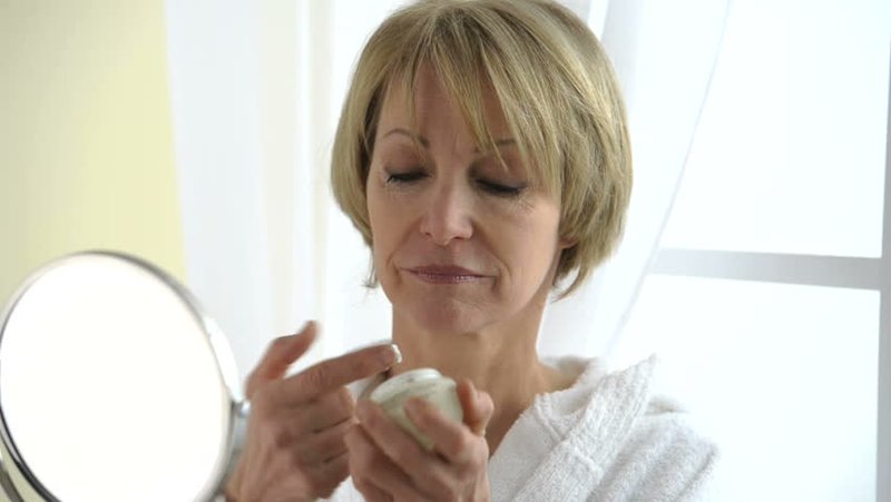 La femme après 50 hydrate son visage