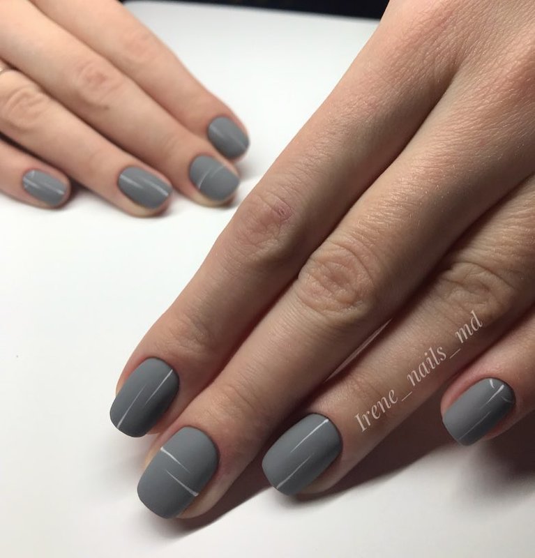 Grey matte na kuko na may disenyo