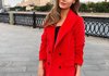 Christina Asmus dans une veste rouge