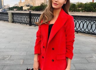 Christina Asmus dans une veste rouge