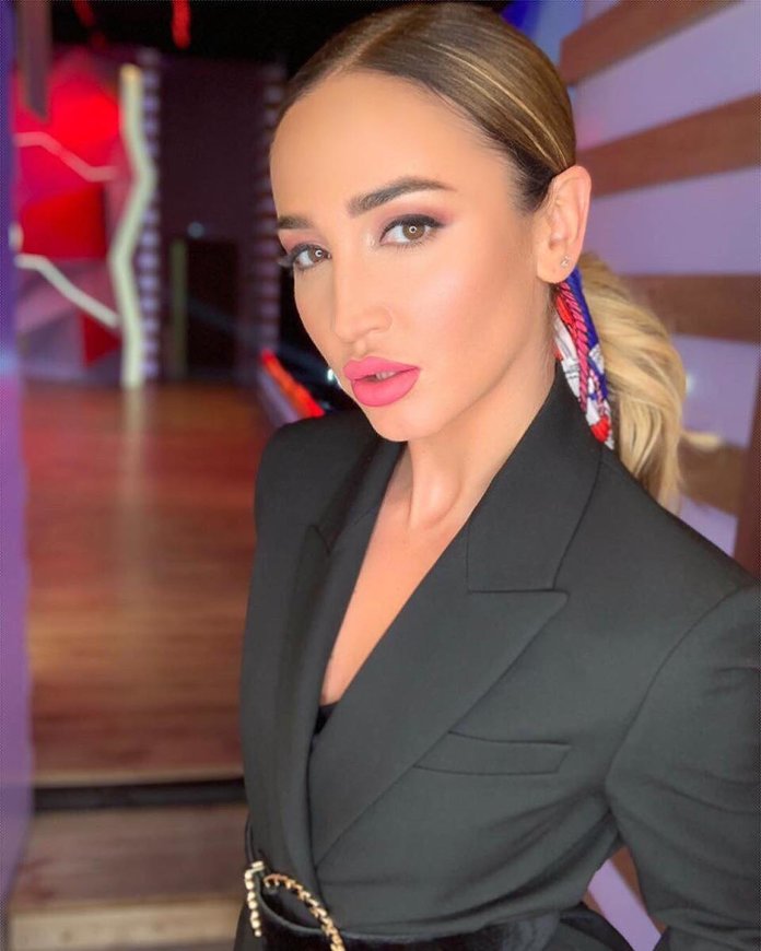 Olga Buzova avec un foulard sur la queue