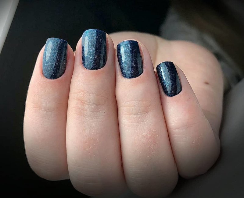 Ongles à paillettes bleu marine