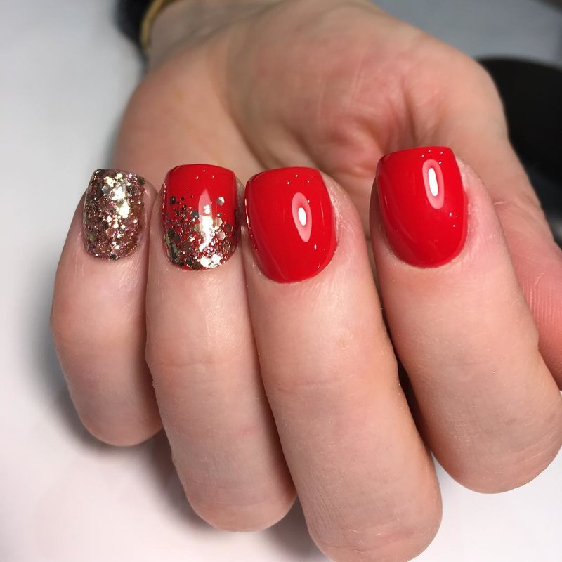 Tartiner manucure rouge paillettes