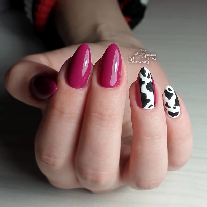 Ongles pointus fuchsia avec design