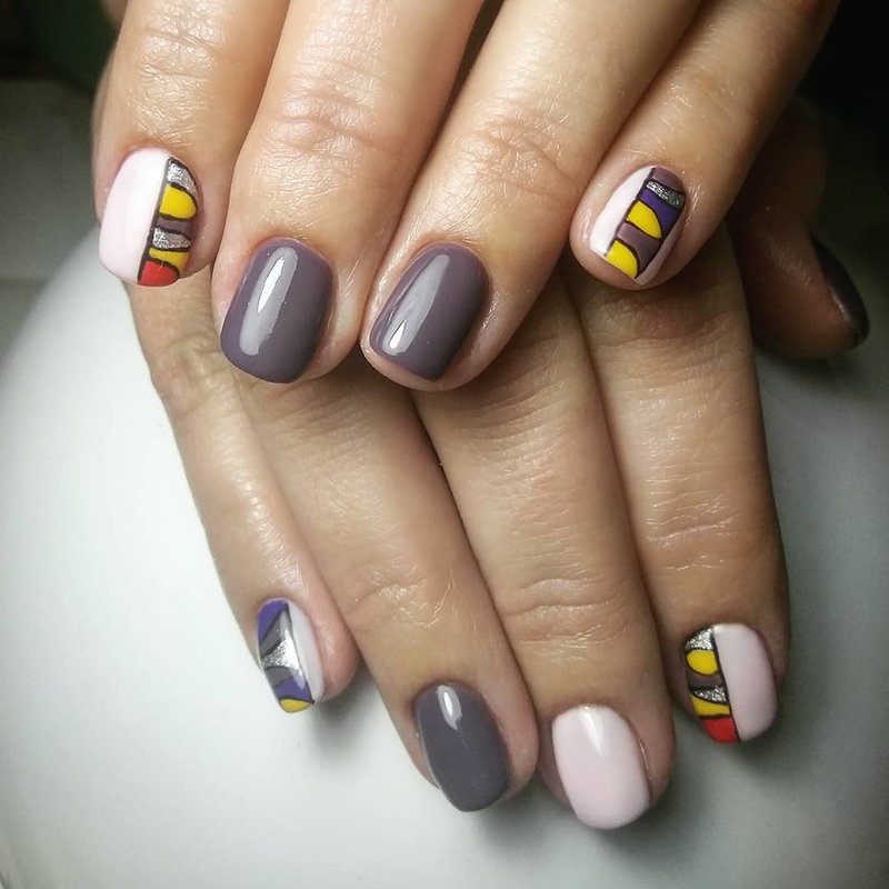 Mosaïque sur les ongles dans les tons gris