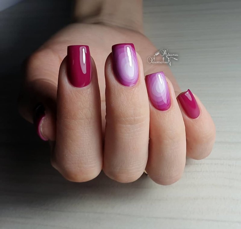 Ongles carrés fuchsia avec motif