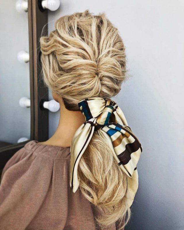 Coiffure de soirée avec un foulard