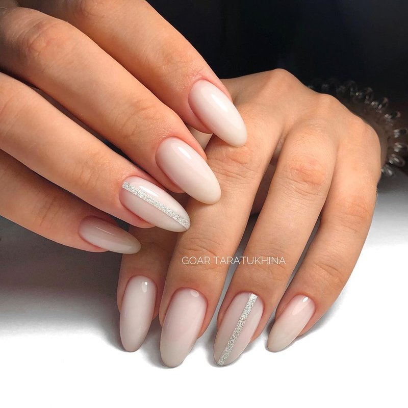 Ongles en forme d'amande et manucure au lait