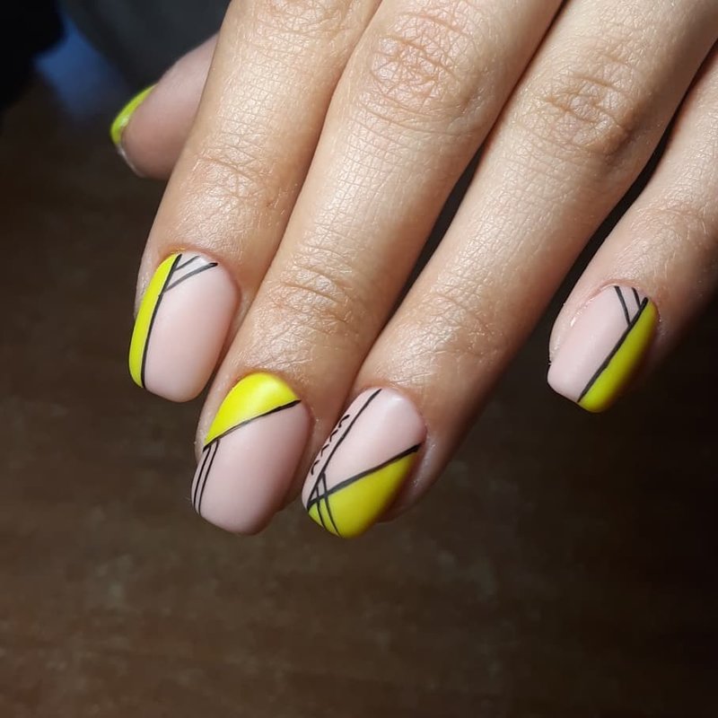 Géométrie de couleur au néon sur les ongles