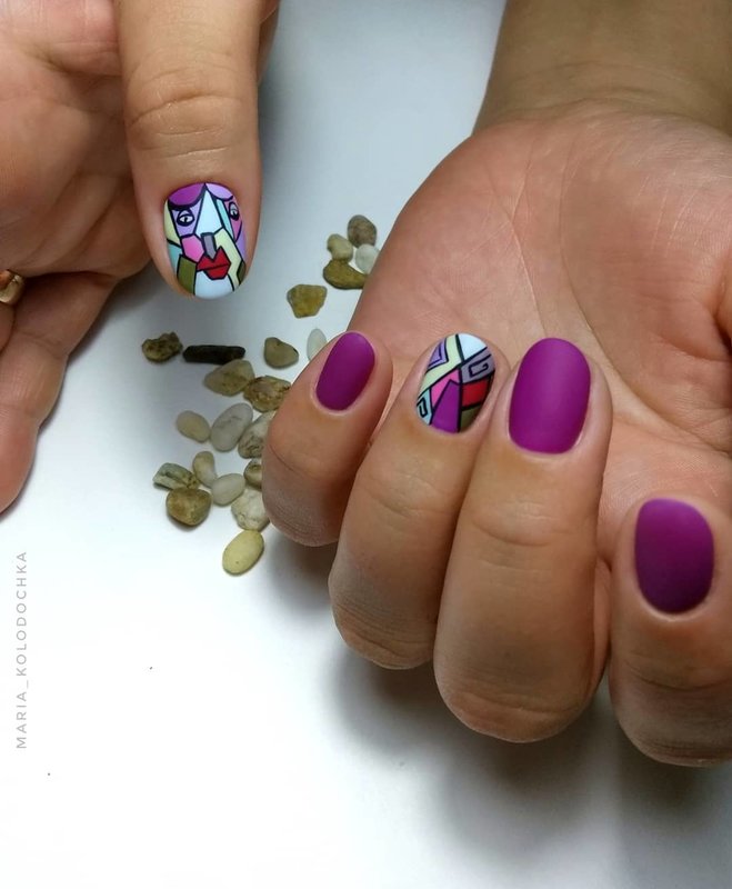 Ongles mats avec motif en mosaïque