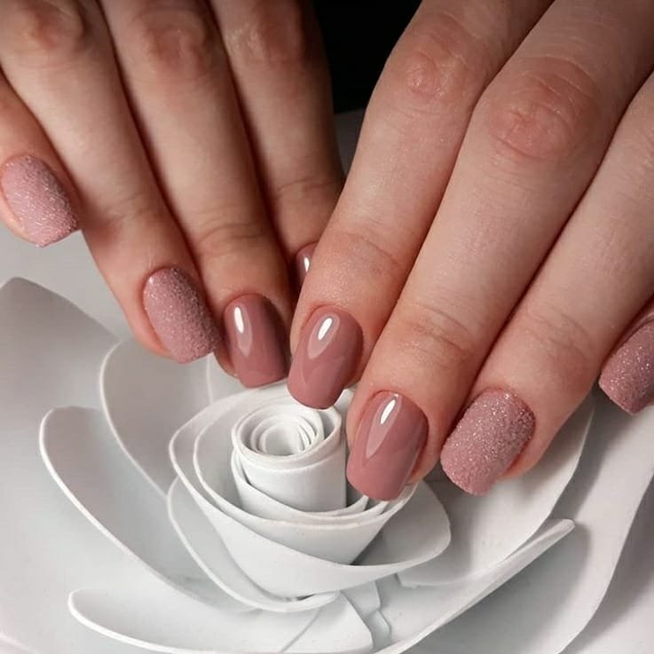 Ongles délicats en velours beige