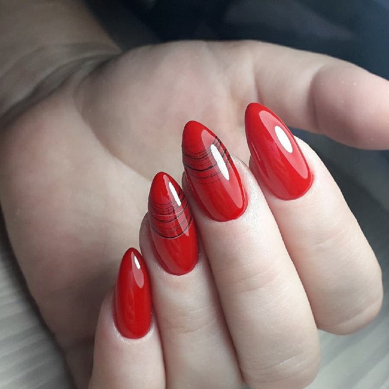 Manucure rouge avec ligne d'araignée en gel