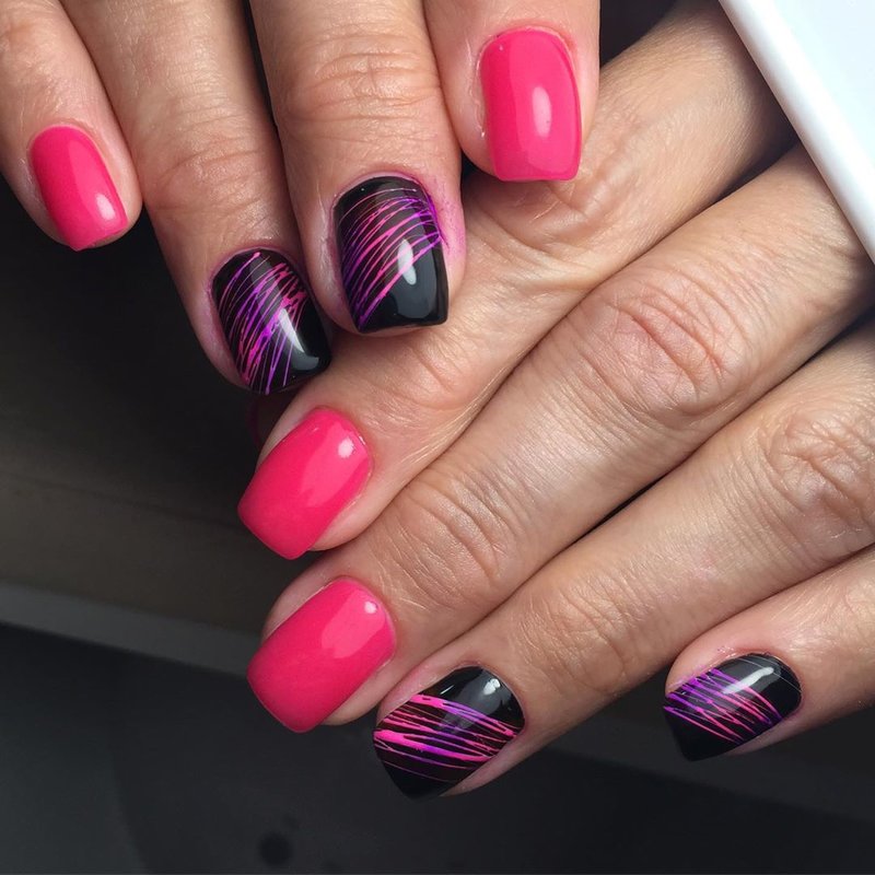 Ongles noirs et fuchsia