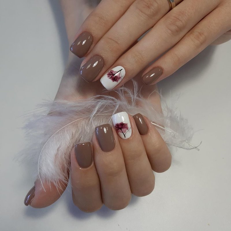 Ongles beiges et un blanc