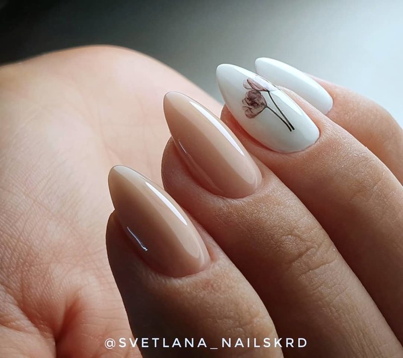 Ongles beiges avec du blanc