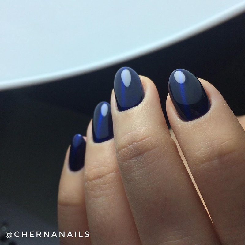 Vernis gel noir et bleu