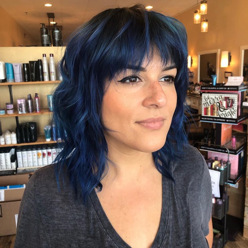 Coupe de cheveux shag et cheveux bleus