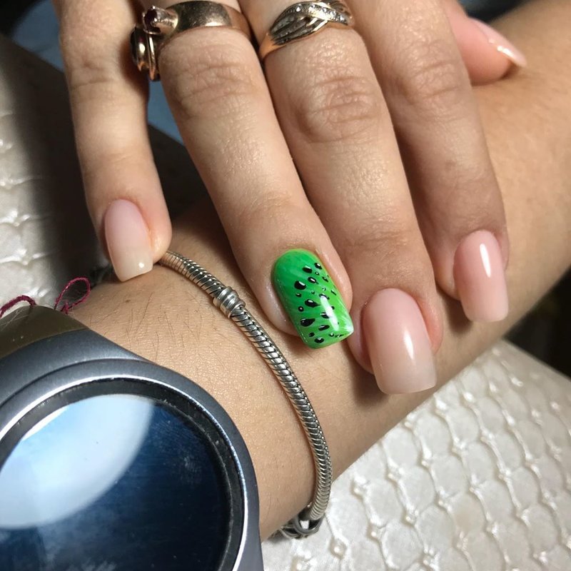 Kiwi sur les ongles