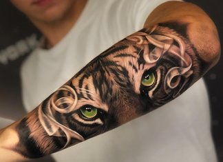 Beau tatouage pour les hommes sur l'avant-bras