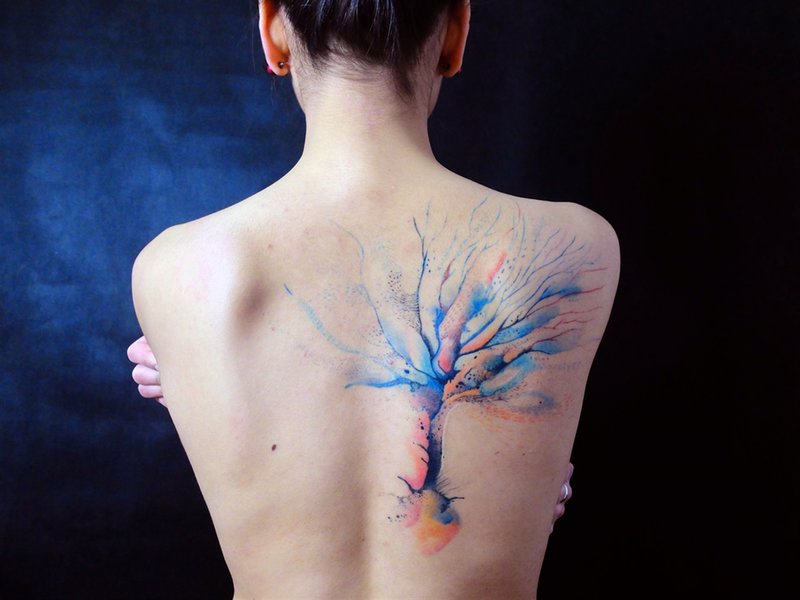 Ang puno ng tattoo ng watercolor sa likod