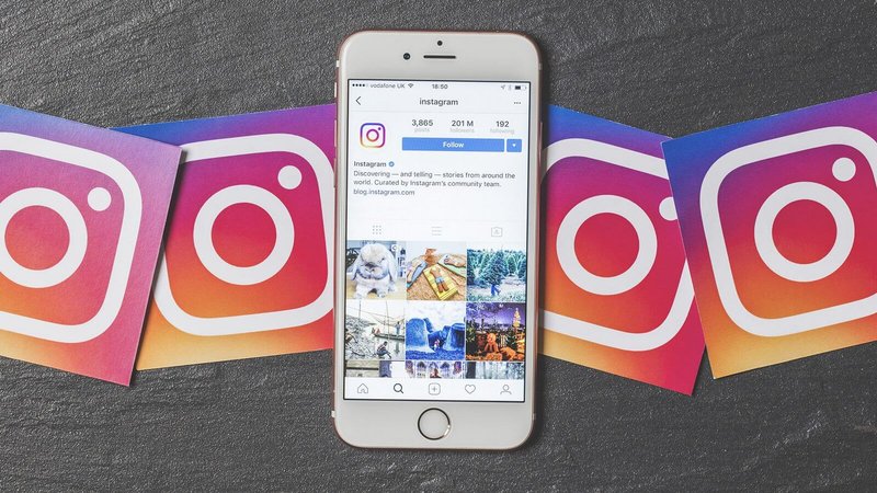 Téléphone avec un profil ouvert sur Instagram