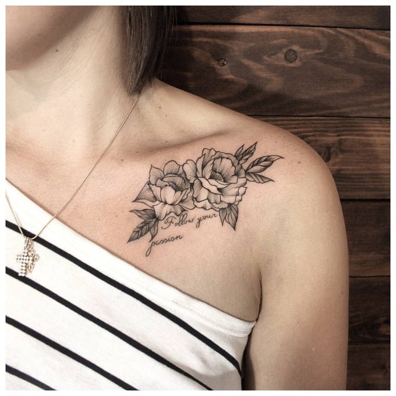 Beau tatouage de clavicule