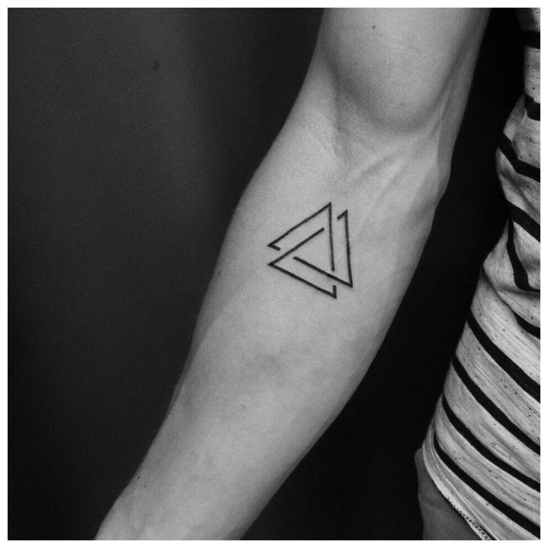 Dalawang Tatlong Triangle Tattoo