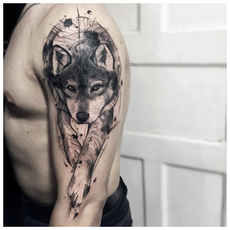 Cute lobo cub - tattoo sa balikat ng isang lalaki