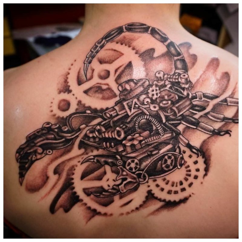 Ang tattoo ng steampunk sa likod