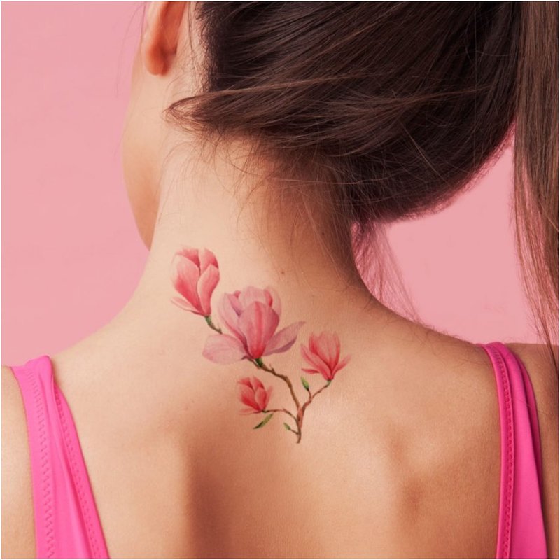 Tatouage de fleurs délicates à l'arrière de la tête