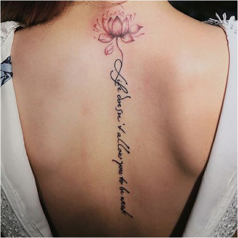 Tatouage de fleur avec inscription