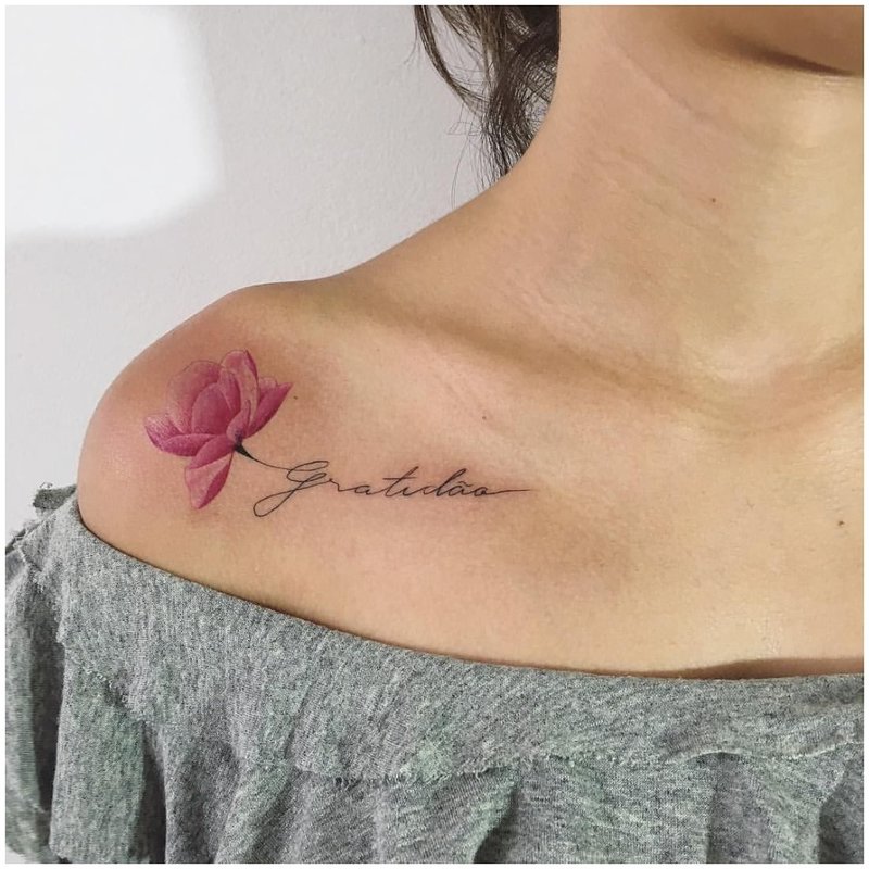 Rose avec une inscription sous la clavicule