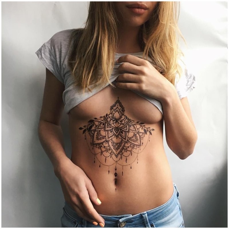 Tatouage de contour sous la poitrine et l'abdomen