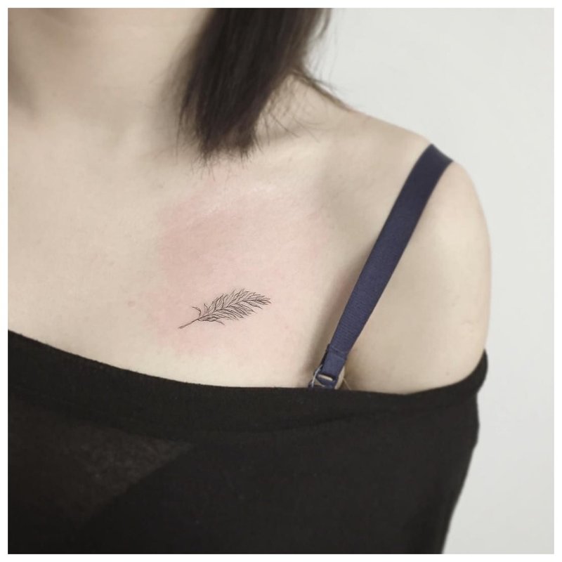 Malumanay na tattoo ng feather sa ilalim ng collarbone