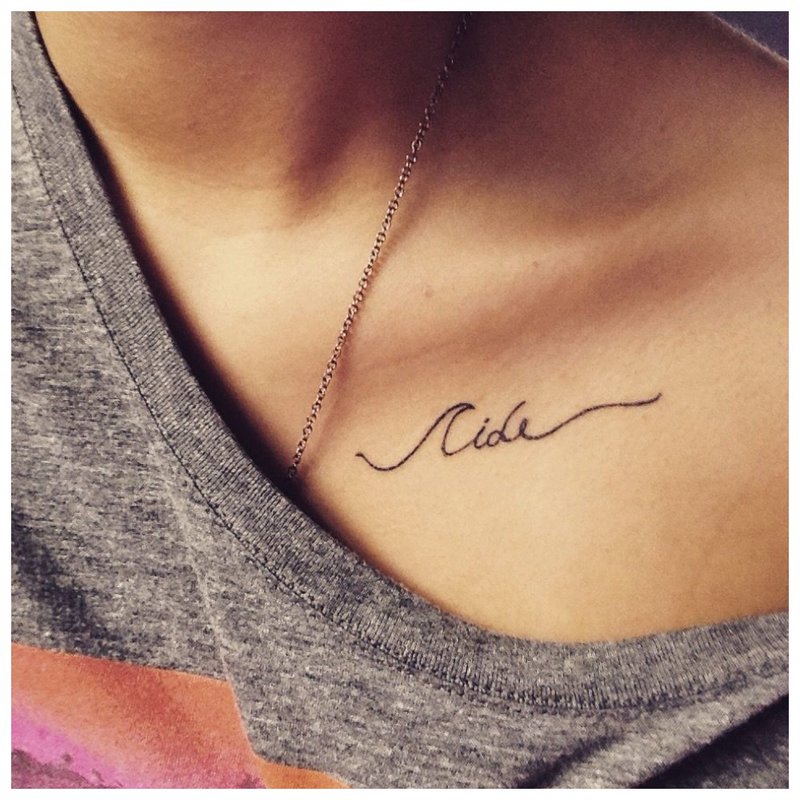 Letter sa ilalim ng collarbone - magandang tattoo