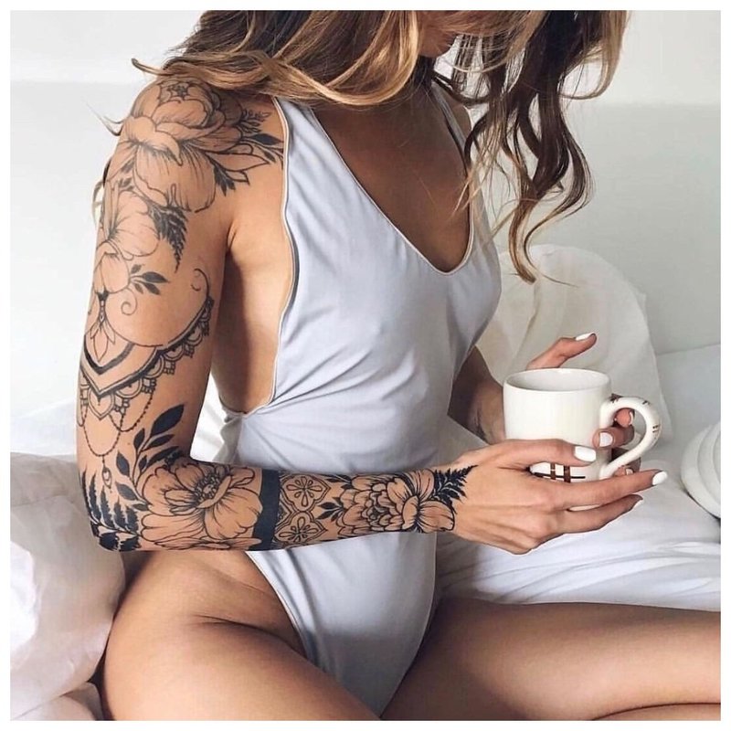 Tatouage complet du bras féminin