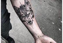 Tatouage de loup sur la main d’un homme