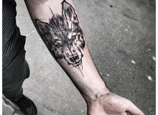 Wolf tattoo sa kamay ng isang tao