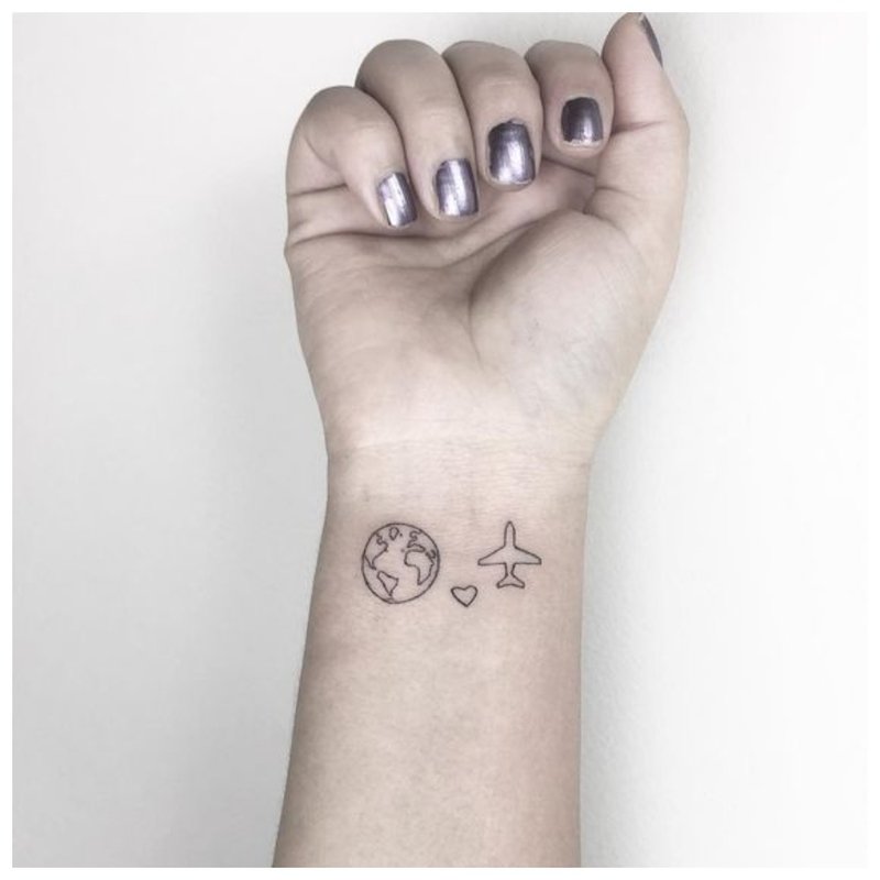 Petit tatouage au poignet pour les amateurs de voyages