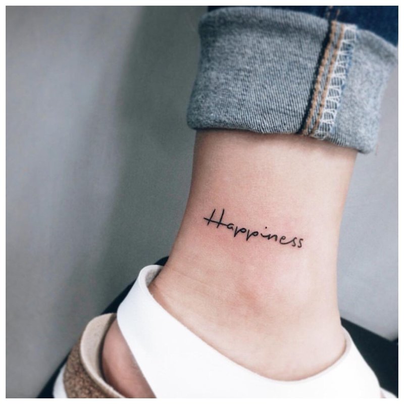 Ang inskripsyon ng tattoo ng kaligayahan sa Ingles