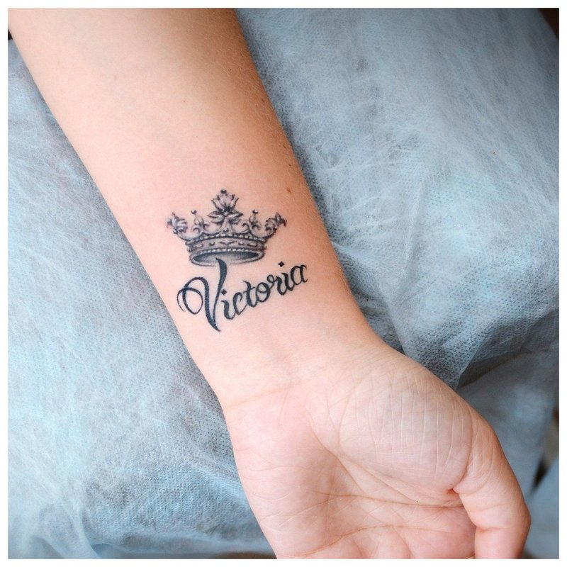 Tattoo na Pangalan ng Crown