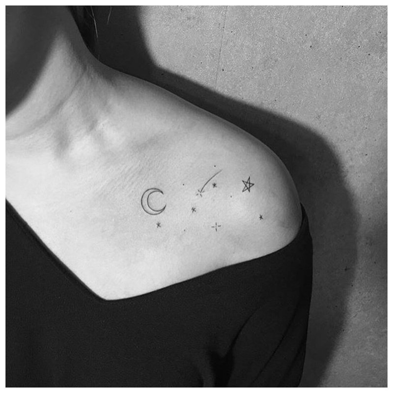 Tatouage de lune original sur la clavicule