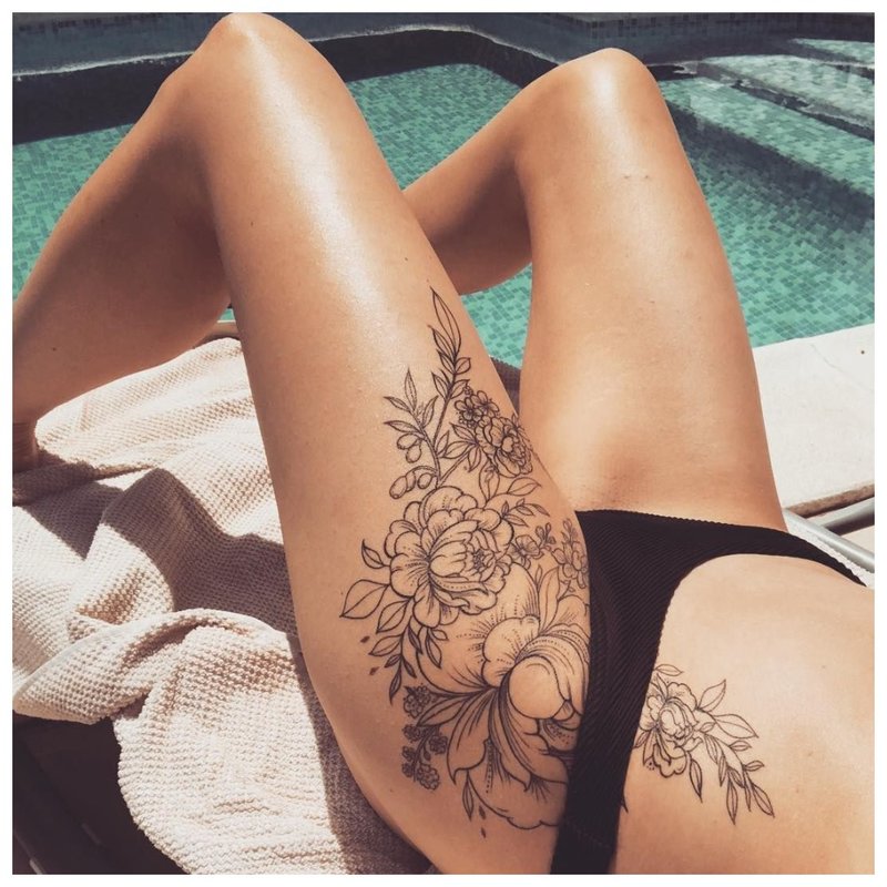 Beau tatouage sur la hanche et la cuisse