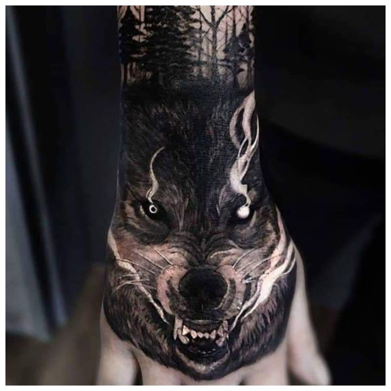 Ang tattoo ng bibig ni Wolf sa kamay ng isang tao