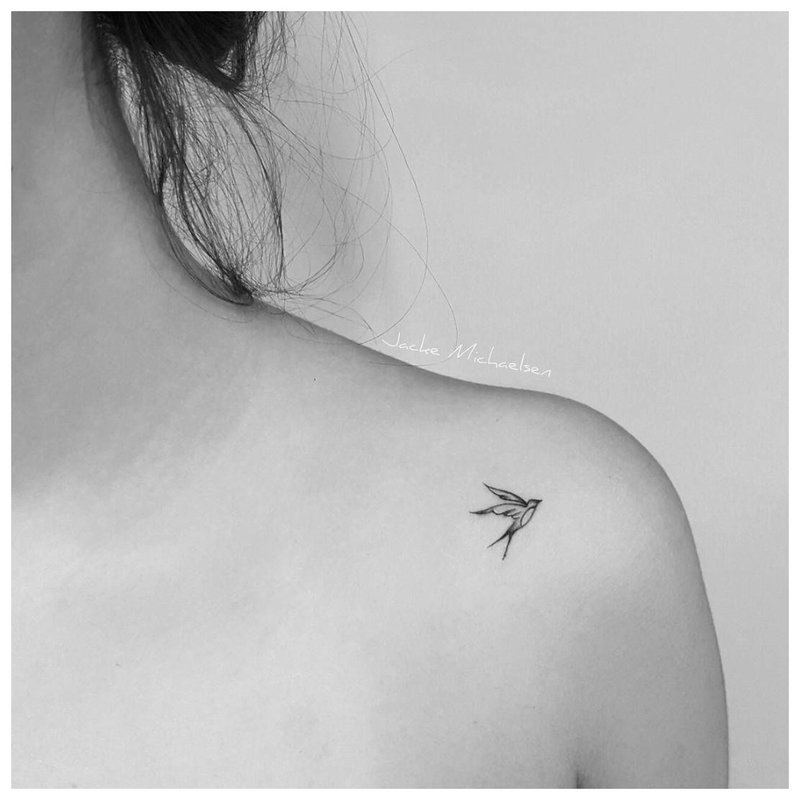 Tatouage doux de la clavicule