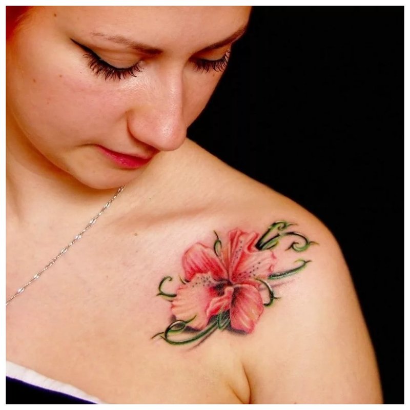 Belle fleur - tatouage de la clavicule