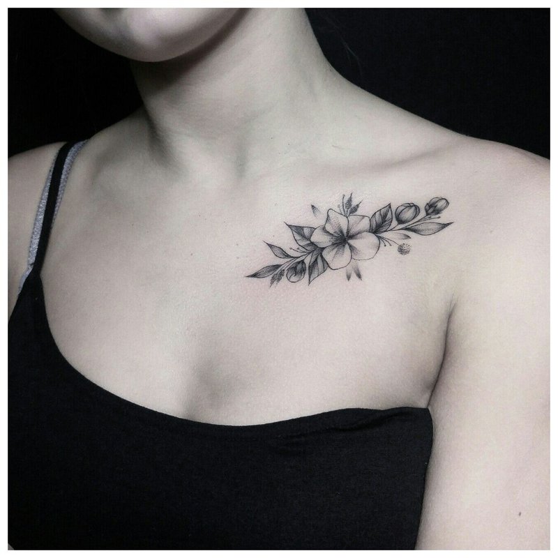 Tatouage de la clavicule en noir