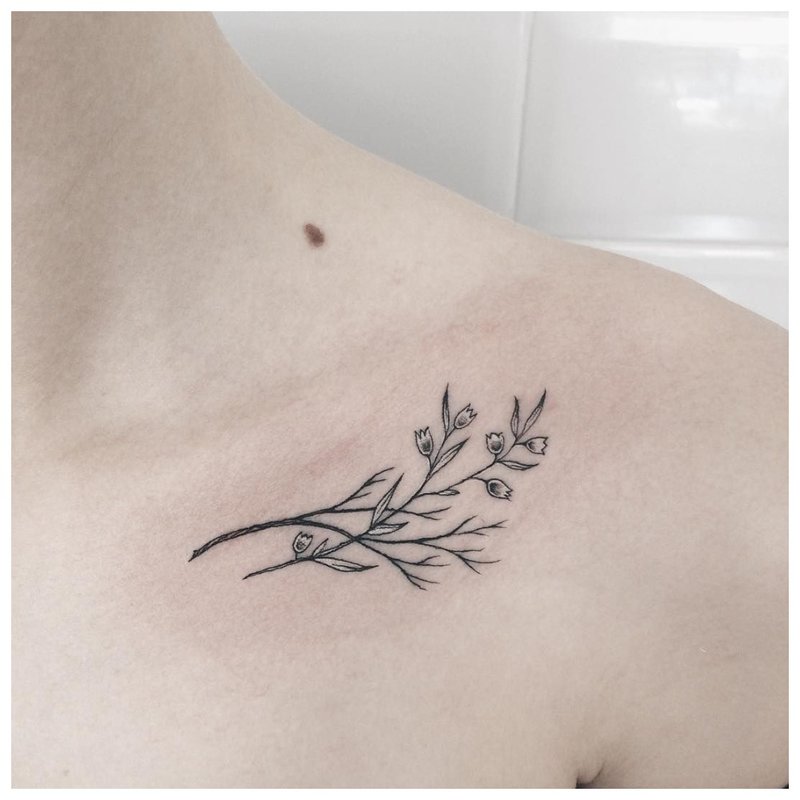 Tatouage avec des éléments de couleur blanche