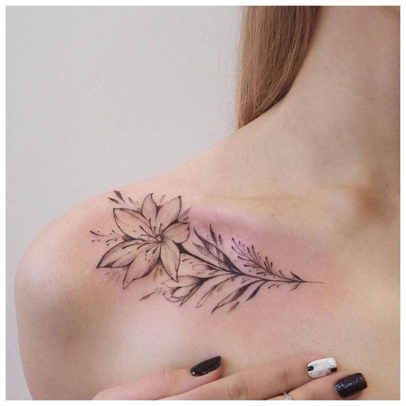 Tatouage doux de la clavicule